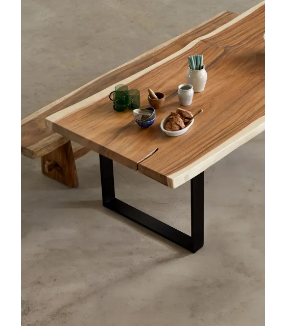 Mesa de comedor estilo industrial en madera de Suar y forja Viva