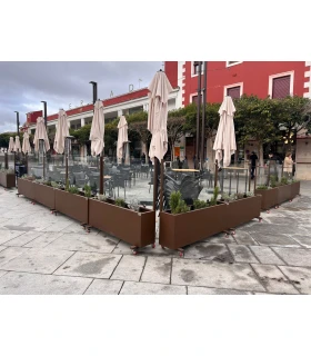 Macetero en hierro lacado con jardinera, ruedas y cristal 150x140 cm